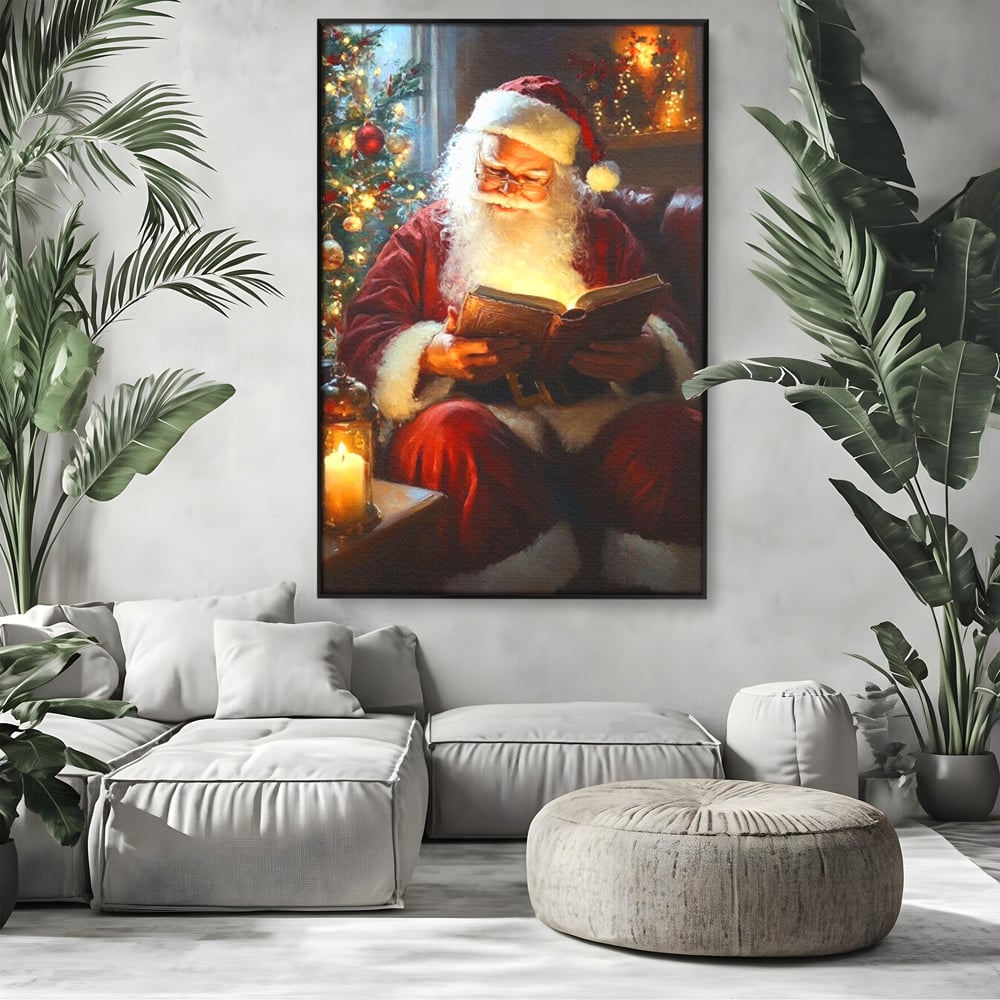 Tablou canvas cu tablou canvas cu mos craciun citind, in rama de aluminiu negru, pe perete intr-un living